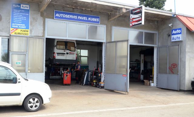 Okolí autoservisu Pavel Kubeš naproti hřbitovu